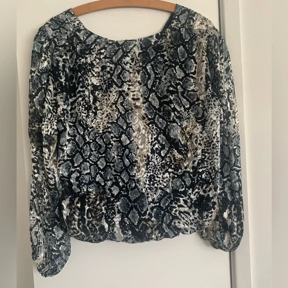 Alice + Olivia ‘Luba’ snake print silk-blend blouse with detachable collar - Picture 4 of 12